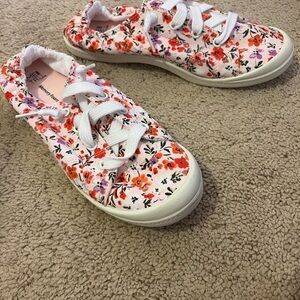 True Time Tennis Shoes